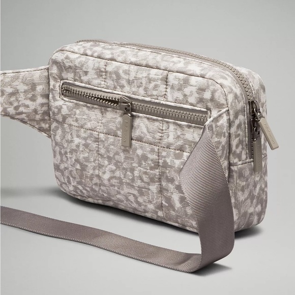 LULULEMON | ✨NEW✨ Quilted Grid Belt Bag in Lined Leopard White Opal Carbon Dust - Picture 4 of 7